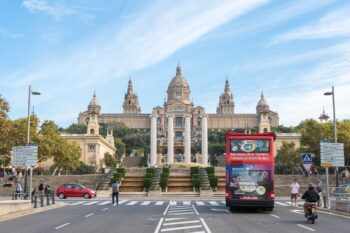 Der Hop-on/Hop-off-Bus von Bus Turístic vor dem Nationalen Kunstmuseum von Katalonien