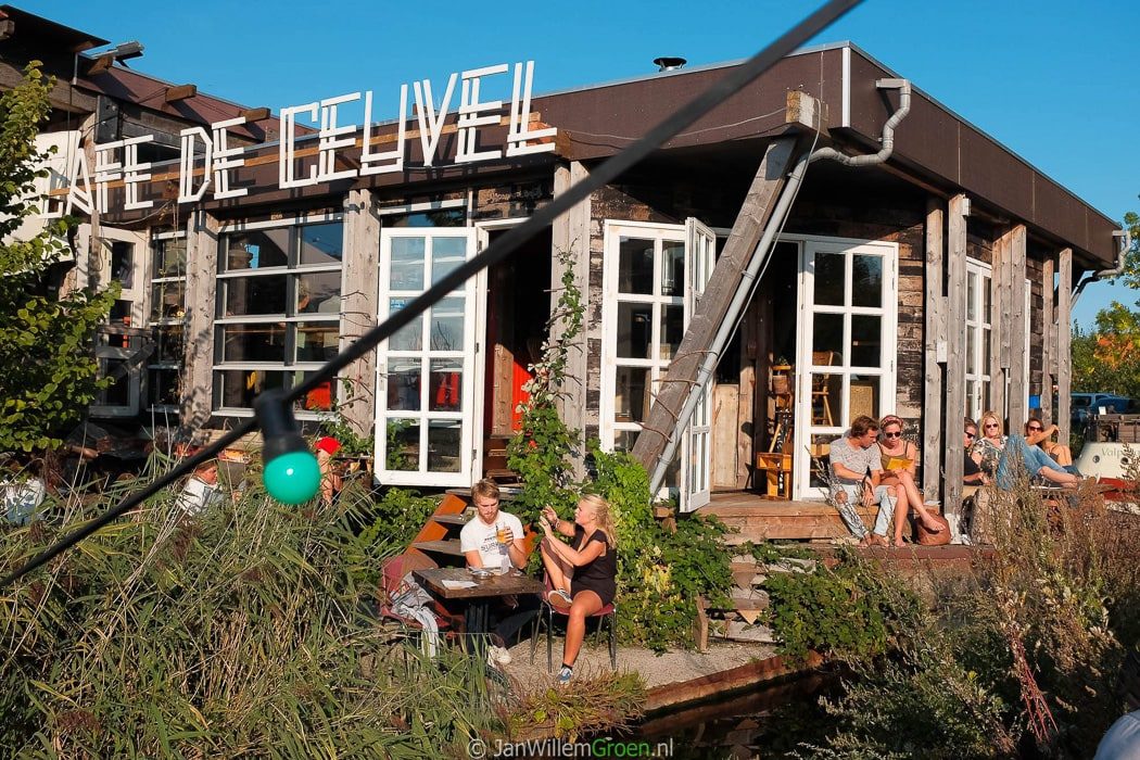 Im Café de Ceuvel kannst du deinen Kaffee mit den Füßen im Wasser trinken