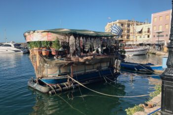 Ein cooler Souvenirstand auf einem Boot in Chania auf Kreta