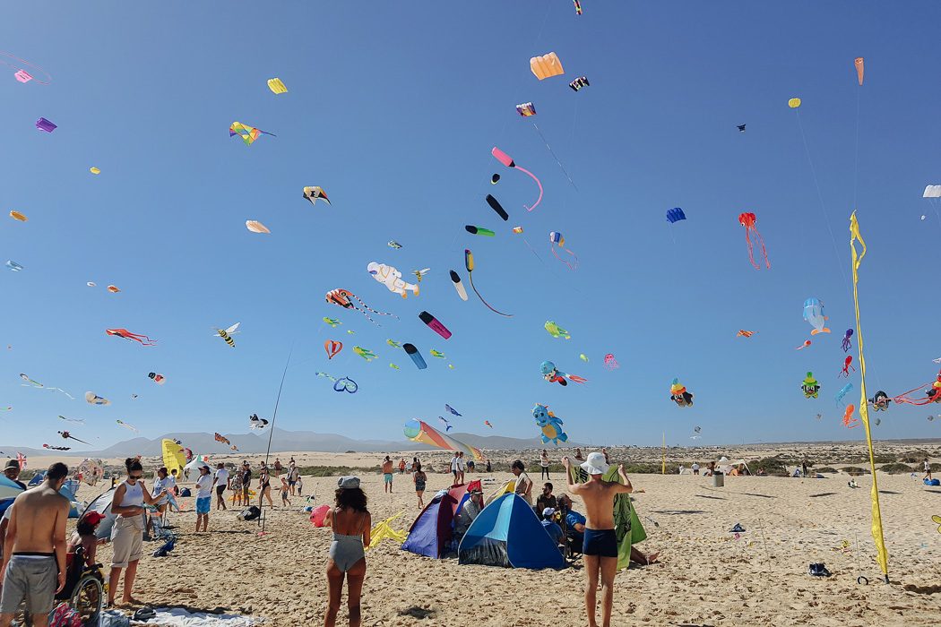 Bunte Drachen werden am Strand in El Cotillo steigen gelassen