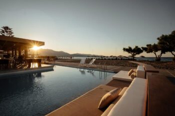 Pool im Enorme Teatro Beach bei Heraklion auf Kreta