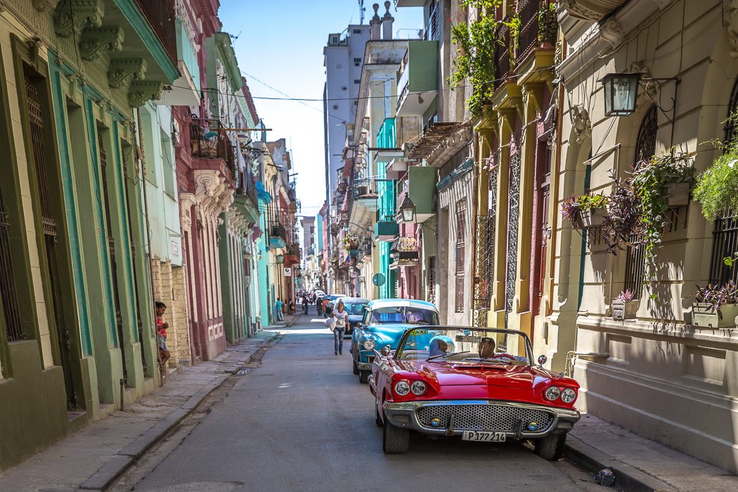 Oldtimer in einer engen Gasse in La Habana Vieja