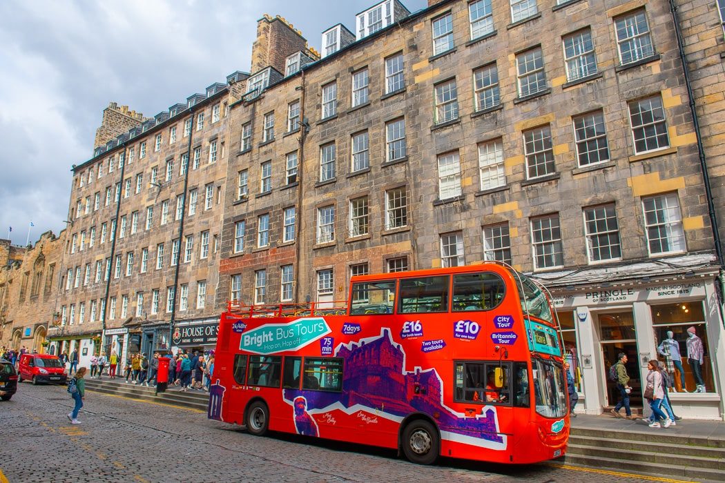 Die Hop-on/Hop-off-Busse in Edinburgh haben tolle Audioguides