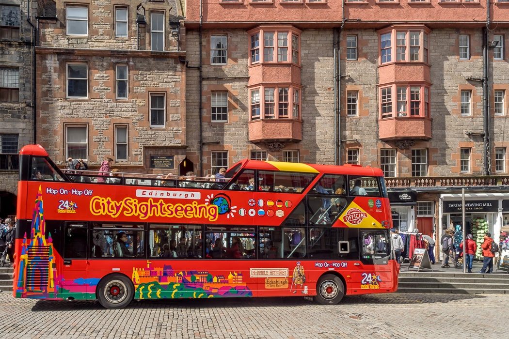 Der Hop-on/Hop-off-Bus bringt dich zu Edinburghs besten Sehenswürdigkeiten