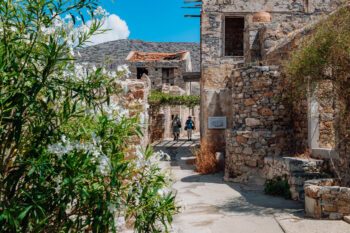 Eine Gasse auf der Insel Spinalonga auf Kreta