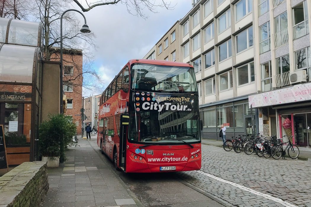 Der Hop-on/Hop-off Bus in Köln von vorne