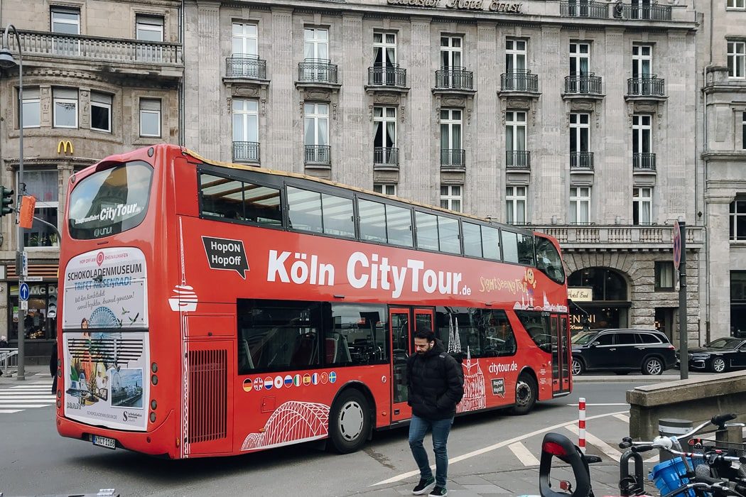 Der Hop-on/Hop-off Bus in Köln fährt um die Kurve