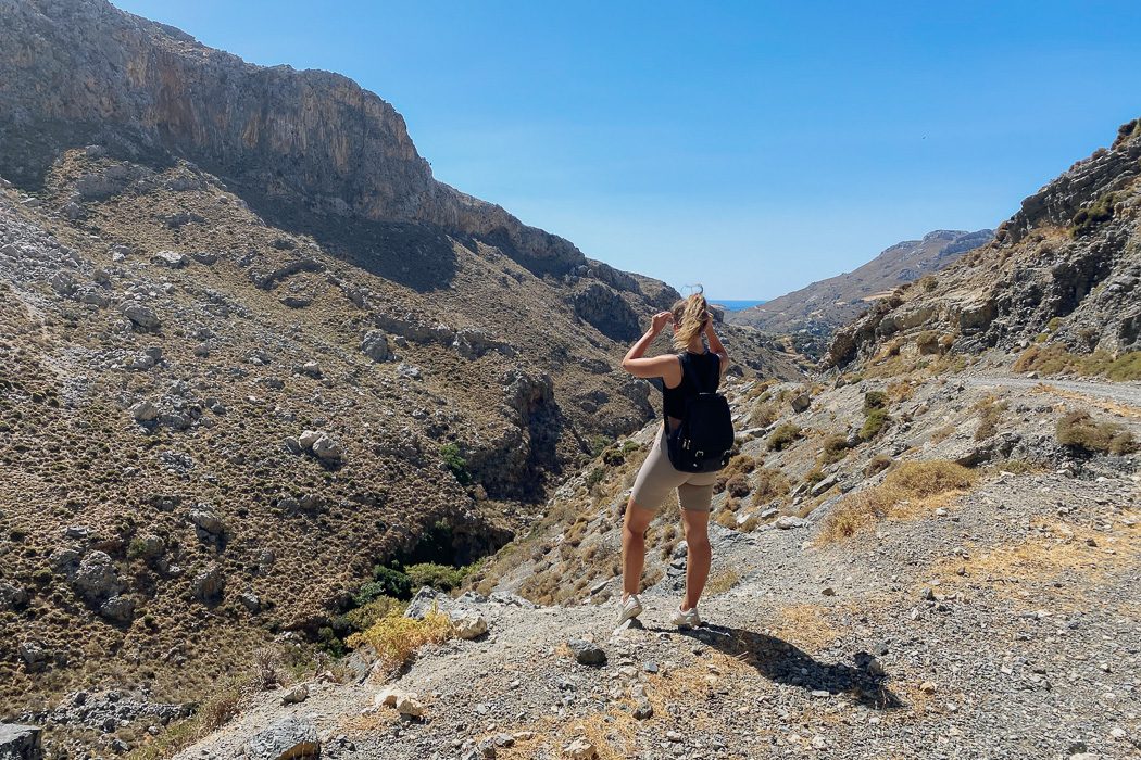 Eine Frau wandert in der Kourtaliotik Schlucht auf Kreta