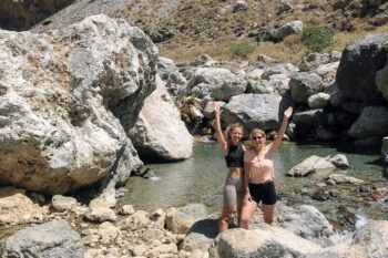 Zwei Frauen in der Kourtaliotiko Schlucht auf Kreta