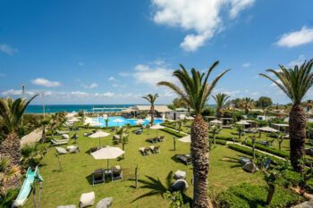 Garten im Marinos Beach Hotel in Platanes auf Kreta