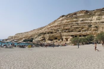 Die Höhlen von Matala am Strand
