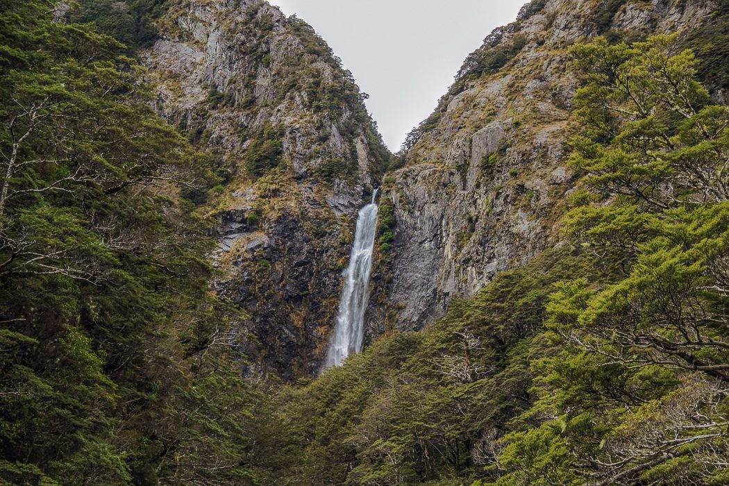 Devils Punchbowl Waterfall ist 131 Meter lang