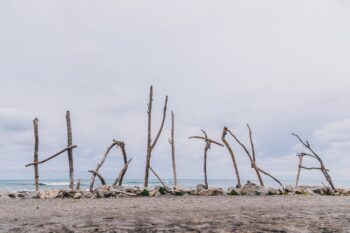 Hokitika Zeichen aus Ästen am Strand von der Westküste in Neuseeland