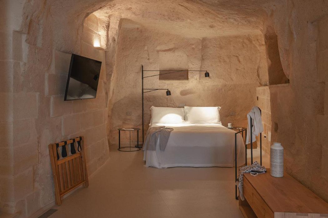 Modernes Doppelbett in einer Höhle mit minimalistischer Einrichtung