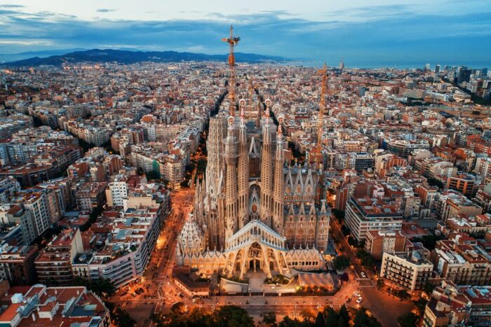 Die Sagrada Familia aus der Vogelperspektive in der Abenddämmerung