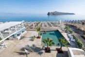 Der Pool am Strand im Vergina Beach Hotel in Agia Marina auf Kreta