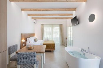 Zimmer mit Badewanne im Vergina Beach Hotel in Agia Marina auf Kreta
