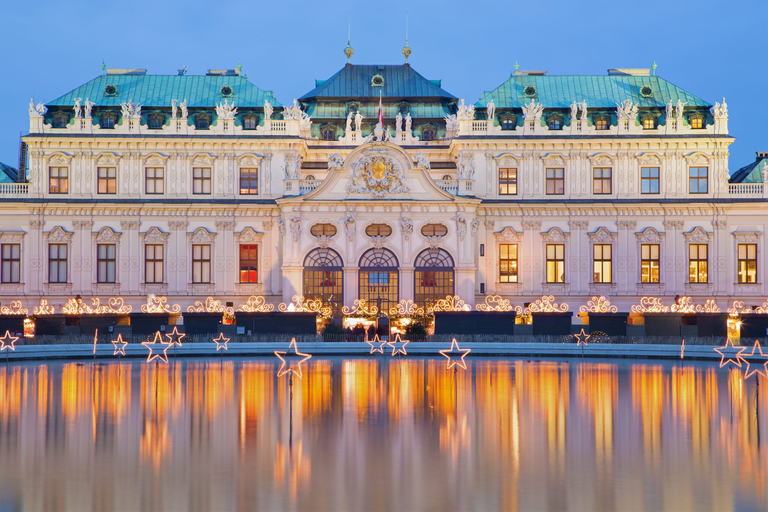 Schloss Belvedere in Wien mit Weihnachtsbeleuchtung
