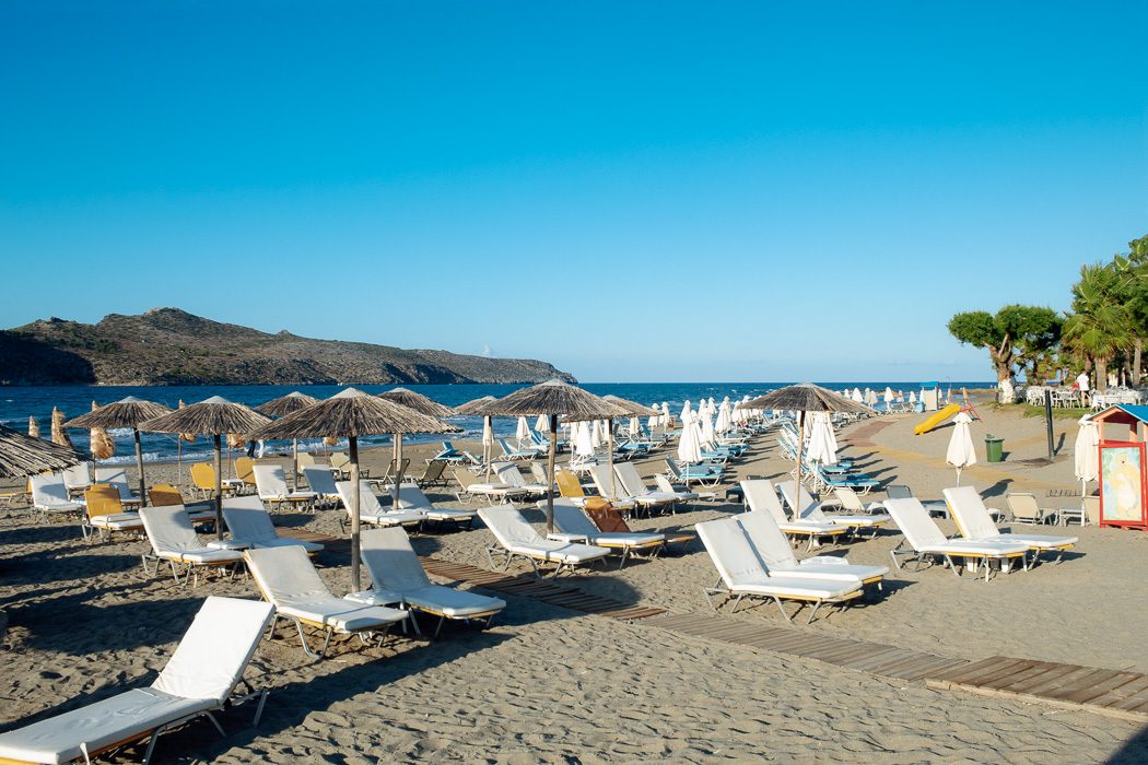 Liegestühle am Strand von Agia Marina auf Kreta