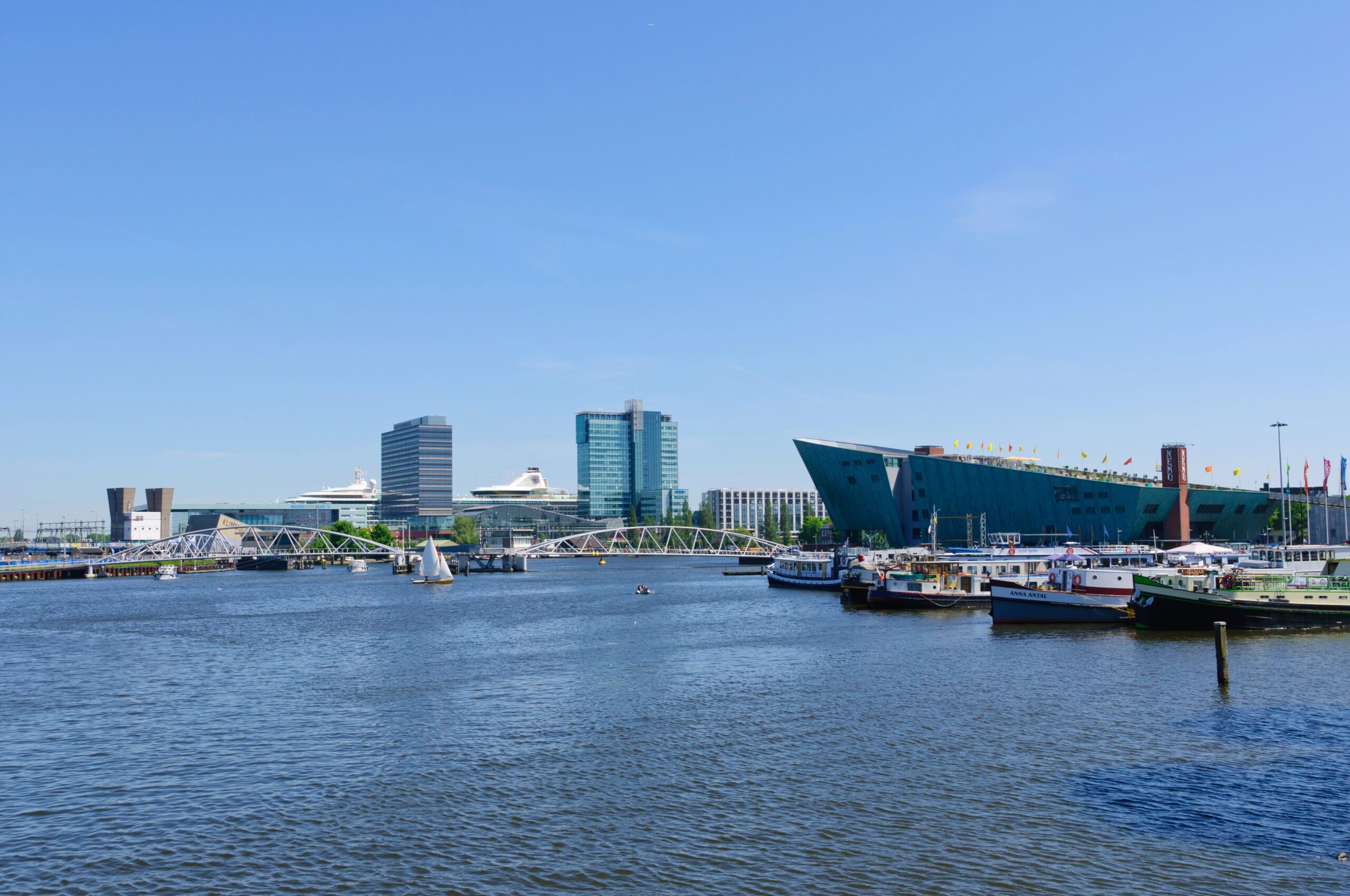 Auch am Amsterdamer Hafen kannst du Bootstouren machen