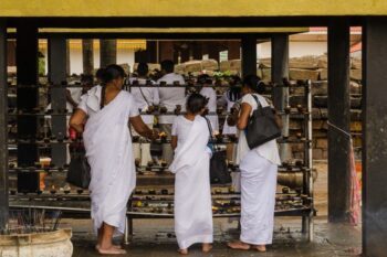 Pilgerinnen zünden in Anuradhapura Kerzen an