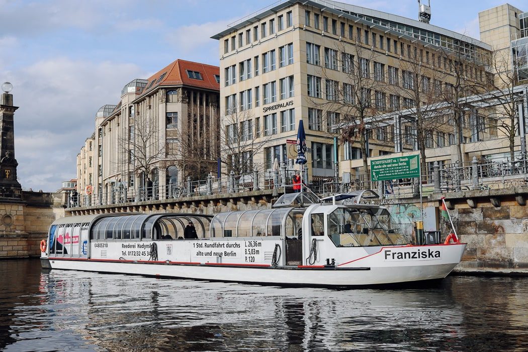 Berlin Bootsfahrt auf der Spree mit der Reederei Hadynski