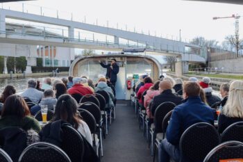 Bei dieser Berlin Bootstour gibt es ein Live-Kommentar während der Schiffstour