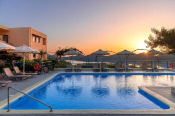 Pool im Elounda Heights Adults Only Hotel auf Kreta