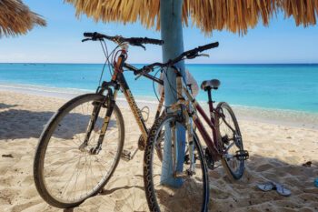 Fahrräder an der Playa Ancón
