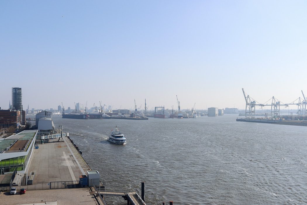 Ausblick vom Dockland in den Hamburger Hafen