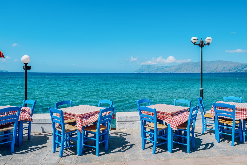 Stühle eines Restaurants in Kissamos auf Kreta