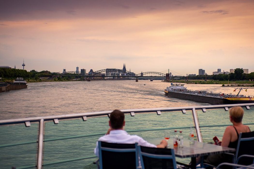 Eine Loungefahrt mit dem Boot am Abend auf dem Rhein