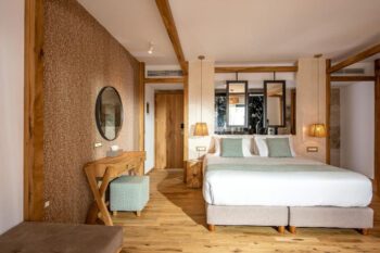 Ein Premium Zimmer mit Dampfbad im Stella Island Luxury Resort Adults Only auf Kreta