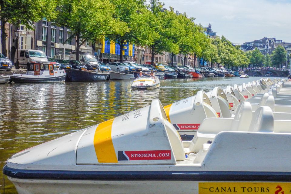 Es gibt auch sportliche Grachtenfahrten in Amsterdam