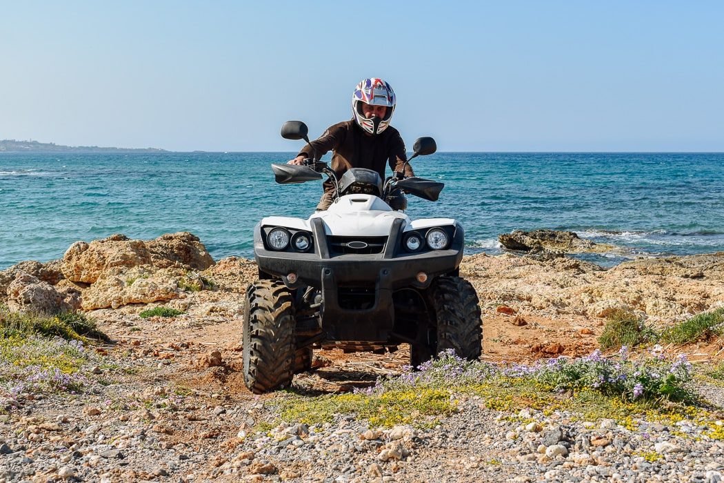 Ein Mann fährt auf einem Quad auf Kreta