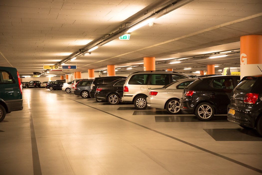 Im Zentrum von Amsterdam gibt es gute Parkhäuser