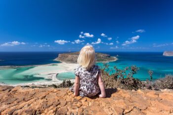 Ein Mädchen schaut auf die Balos Lagune auf Kreta