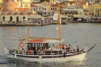 Ein Boot auf dem Mittelmeer vor Chania auf Kreta
