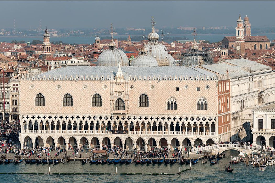 Luftbild von Dogenpalast in Venedig, wie er vor der Lagune steht