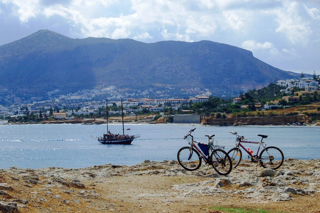 Fahrräder stehen am Wasser auf Kreta