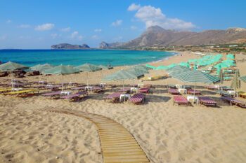 Liegen und Schirme am Falasarna Strand auf Kreta