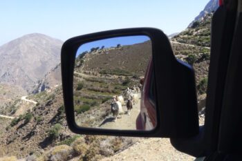 Ein Rückspiegel eines Jeeps auf Kreta
