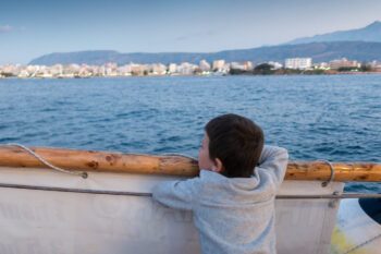 Ein Junge auf einem Boot auf Kreta