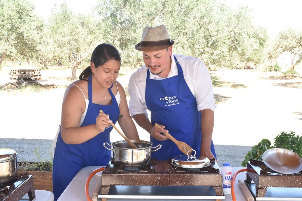 Zwei Menschen kochen bei einem Kochkurs auf Kreta