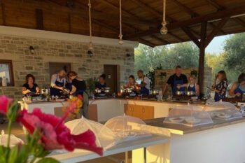 Menschen bei einem Kochkurs auf Kreta
