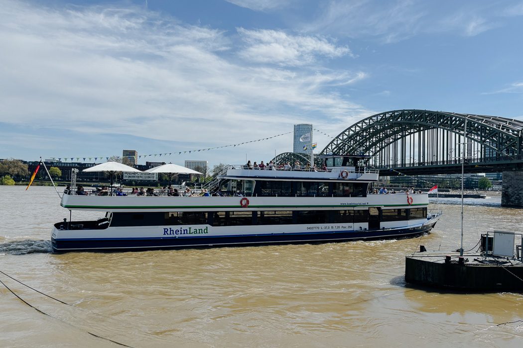 Ein Schiff von Kölntourist auf dem Rhein in Köln