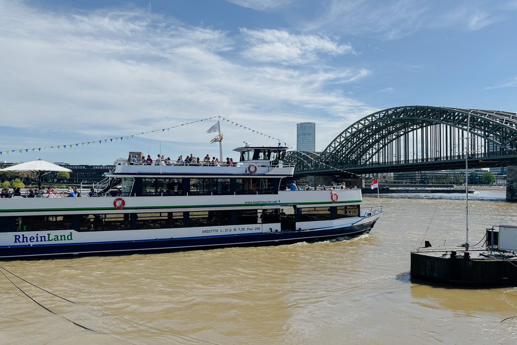 Ein Boot von KölnTourist auf dem Rhein in Köln