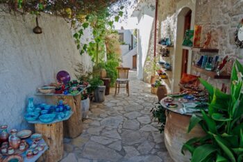 Eine Gasse in dem Dorf Margarites auf Kreta