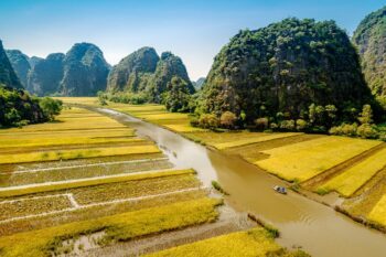 Reisfelder und Fluss in Ninh Binh