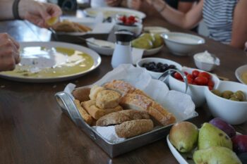 Oliven stehen auf dem Tisch bei einer Foodtour auf Kreta
